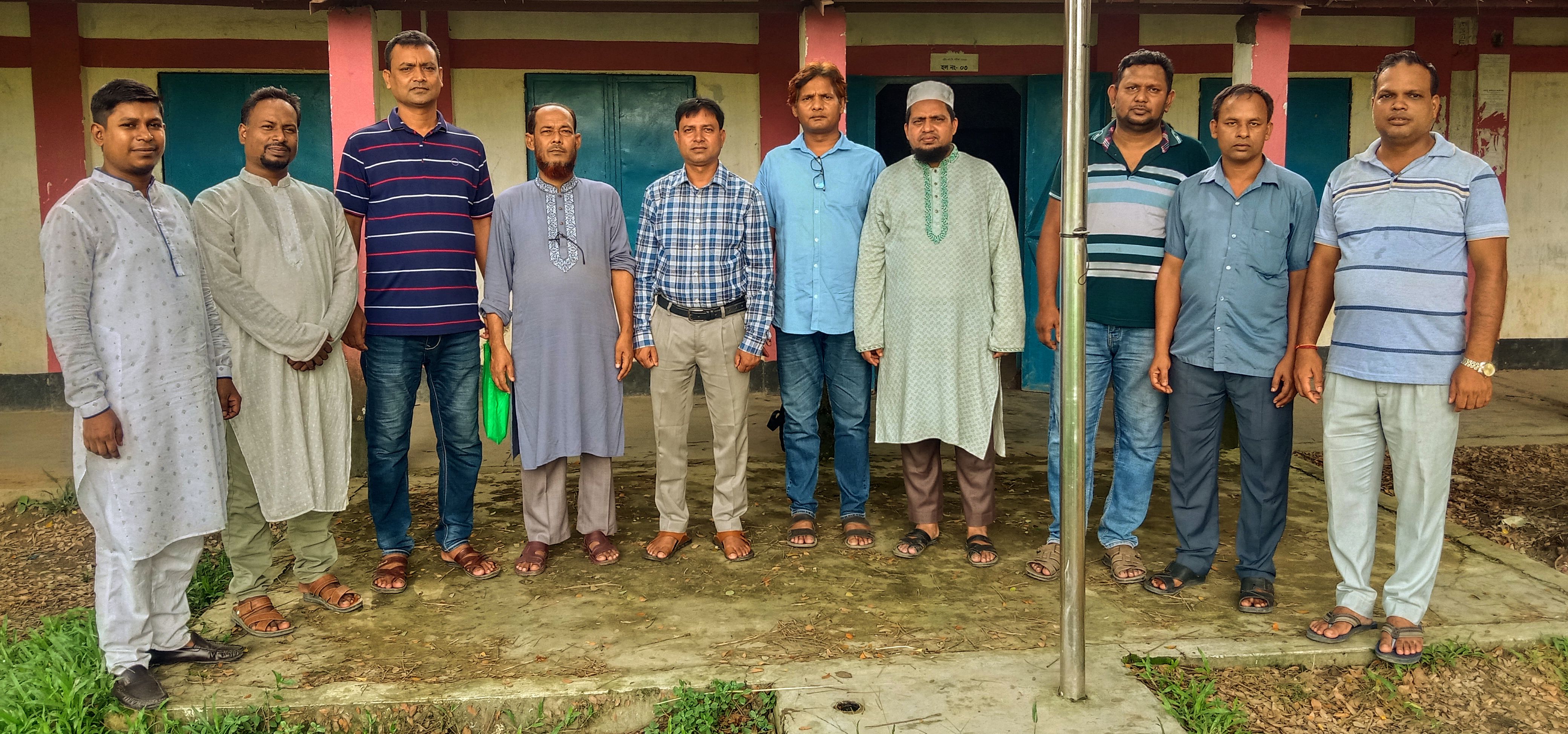অত্র বিদ্যালয়ের সহকারী শিক্ষক (জীব বিজ্ঞান) জনাব মোঃ লালু মিয়াকে বিদায়ের স্থিরচিত্র